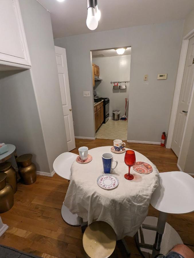 Central & Affordable Williamsburg Small Room New York Extérieur photo