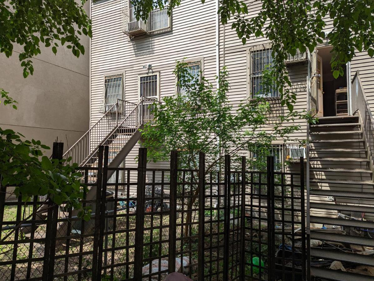 Central & Affordable Williamsburg Small Room New York Extérieur photo